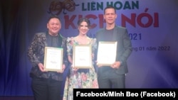 Minh Béo (bìa trái) nhận huy chương bạc tại Liên hoan kịch nói toàn quốc (Ảnh từ Facebook Minh Beo)