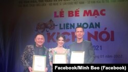 Minh Béo nhận huy chương bạc tại Liên hoan Kịch nói Toàn quốc (Ảnh từ Facebook của Minh Béo)