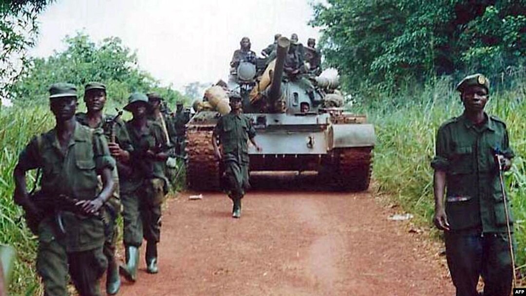 Batayo ya 65 y'igisirikare cya Uganda ivuye ku rugerero mu burasirazuba bwa Repubulika ya Demokarasi ya Kongo, taliki 11 z'ukwezi kwa karindwi 2001. 
