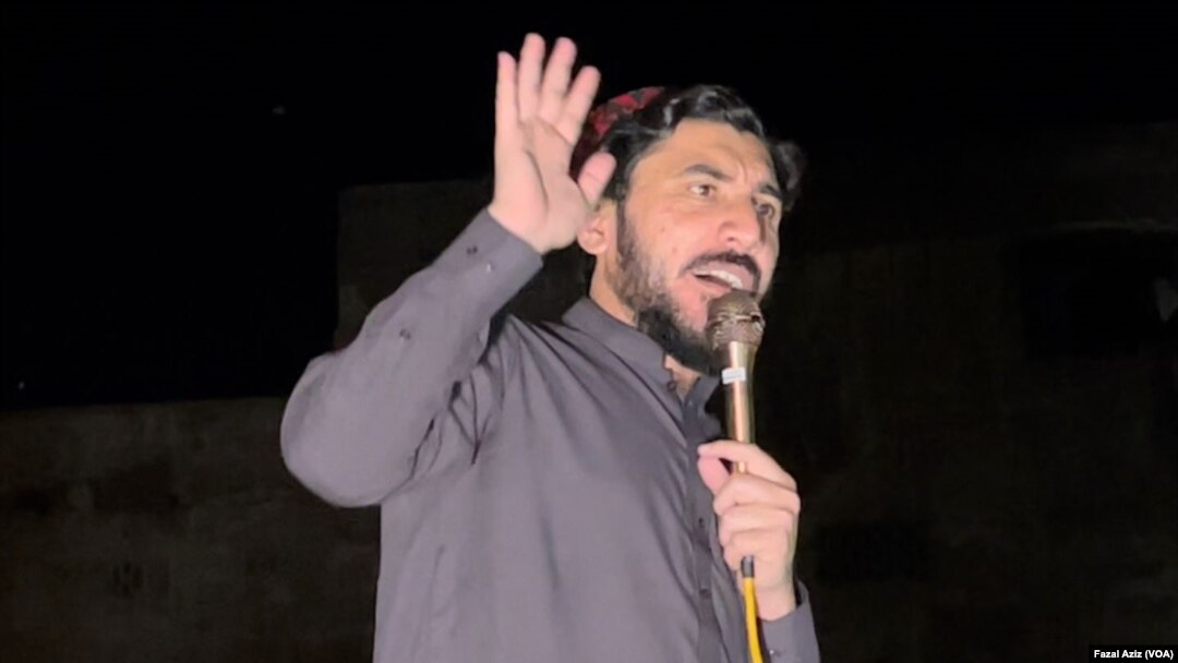 د پي ټي اېم مشر منظور پشتين په کراچۍ کې پرلت ته وېنا کوي