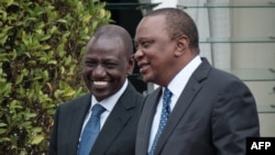 Président Uhuru Kenyatta (D) na vice-président William Ruto, bango babale ya Kenya, na Nairobi, Kenya, 30 aout 2018.