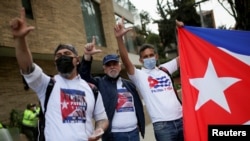 Cubanos que viven en Colombia protestan frente a la Embajada de Cuba en apoyo a las protestas en La Habana exigiendo derechos políticos y civiles, en Bogotá, Colombia, 15 de noviembre de 2021