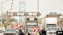 8 Şubat 2022 - ABD-Kanada sınırındaki Ambassador Bridge (Büyükelçi Köprüsü) aşı zorunluluğu ve pandemi kısıtlamalarına karşı çıkan kamyon sürücüleri ve diğer protestocular tarafından bloke edildi