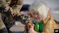 Bà Valentyna Konstantynovska, 79 tuổi, tham gia huấn luyện dân quân tự vệ ở Mariupol, vùng Donetsk, miền đông Ukraine