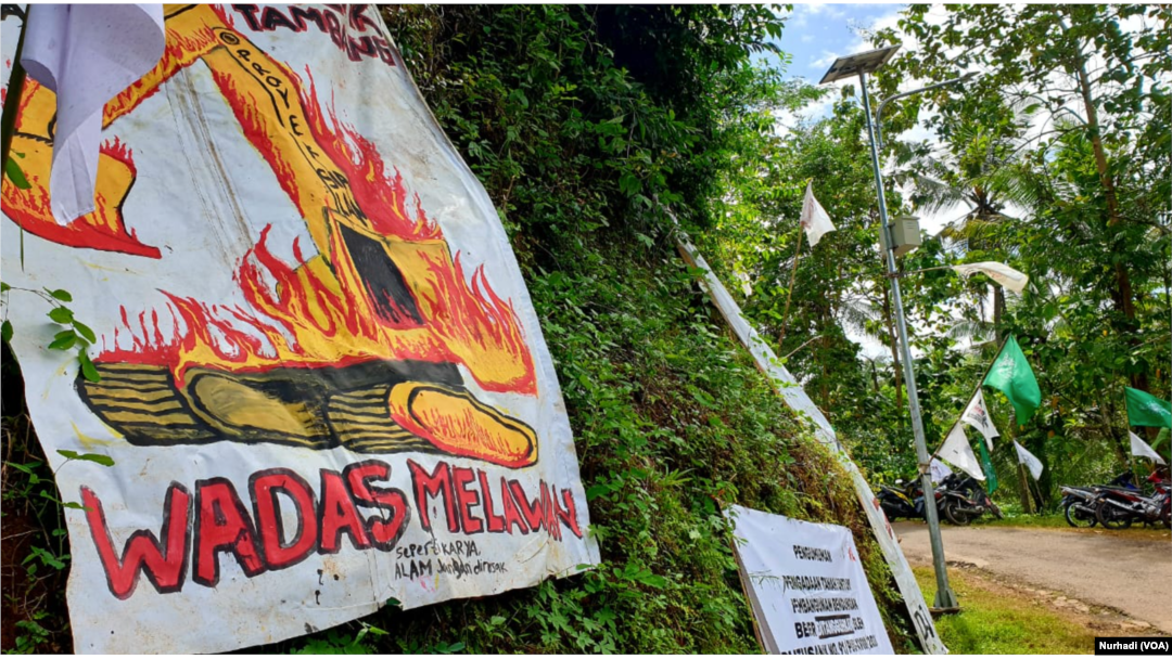 Meski sempat dibersihkan aparat pada 8 Februari, warga Wadas kembali memasang poster-poster perlawanan di wilayahnya. (Foto: VOA/Nurhadi)