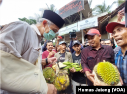 Warga menyerahkan hasil bumi ke Gubernur Jawa Tengah Ganjar Pranowo yang menemui mereka pada Minggu (13/2). (Foto: Courtesy/Humas Jateng)