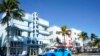 ARCHIVO: un automóvil pasa frente a hoteles Art Deco, el 24 de enero de 2022, en Miami Beach, en la famosa playa South Beach.