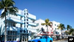 ARCHIVO: un automóvil pasa frente a hoteles Art Deco, el 24 de enero de 2022, en Miami Beach, en la famosa playa South Beach.