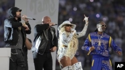 Eminem, de izquierda a derecha, se presenta con Dr. Dre, Mary J. Blige y Snoop Dogg durante el espectáculo de medio tiempo del Super Bowl 56 de la NFL entre los Rams de Los Angeles y los Bengals de Cincinnati el 13 de febrero de 2022 en Inglewood, California. 