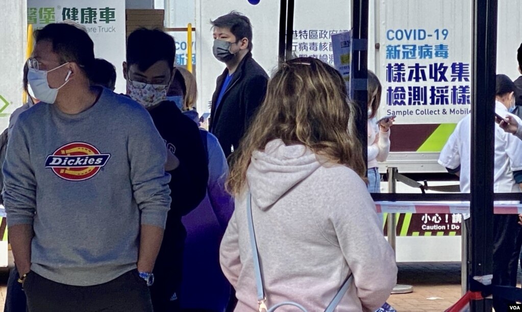 大批香港市民在中环爱丁堡广场排队接受强制病毒检测 (美国之音/汤惠芸)(photo:VOA)