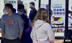 大批香港市民在中环爱丁堡广场排队接受强制病毒检测 (美国之音/汤惠芸)