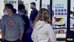大批香港市民在中环爱丁堡广场排队接受新冠病毒检测。(美国之音汤惠芸拍摄)