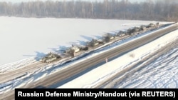 Rosyjskie czołgi z jednostek Zachodniego Okręgu Wojskowego powracają do swoich stałych miejsc rozmieszczenia w nieujawnionym miejscu w Rosji na tym nieruchomym zdjęciu z materiału wideo opublikowanego 15 lutego 2022 r.