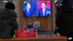 3일 한국 서울역에 설치된 TV에 대선후보 토론회 중계방송이 나오고 있다.