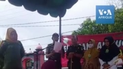 Scène de flagellation devant une foule enthousiaste en Indonésie