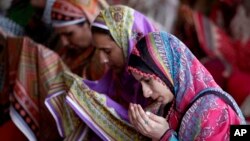 Des femmes pakistanaises priant à la mosquée Badshahi de Lahore, au Pakistan, le 24 juin 2016. (AP Photo/K.M. Chaudary)