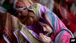 Wanita Pakistan melakukan salat Jumat di masjid bersejarah Badshahi selama bulan puasa Ramadhan, di Lahore, Pakistan, 24 Juni 2016. (Foto: AP)