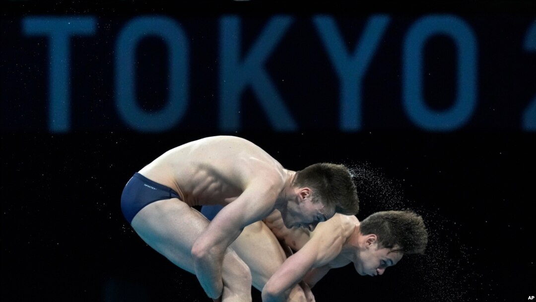  Thomas Daley y Matty Lee, de Gran Bretaña, compiten durante la final masculina de clavados sincronizados de plataforma de 10 metros en el Centro Acuático de Tokio en los Juegos Olímpicos de Verano de 2020, el lunes 26 de julio de 2021 en Tokio, Japón.