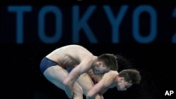  Thomas Daley y Matty Lee, de Gran Bretaña, compiten durante la final masculina de clavados sincronizados de plataforma de 10 metros en el Centro Acuático de Tokio en los Juegos Olímpicos de Verano de 2020, el lunes 26 de julio de 2021 en Tokio, Japón.