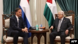 Presiden Palestina Mahmoud Abbas bertemu dengan PM Belanda Mark Rutte di Kota Ramallah, Tepi Barat, Senin 23 Oktober 2023. 