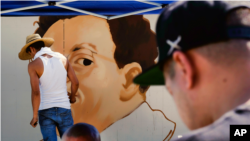 El muralista Levi Ponce pinta un retrato del artista mexicano Diego Rivera en un evento titulado "Graff Yard Boogie", el 6 de junio de 2015, en Los Ángeles, EE. UU.