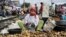 Seorang perempuan tampak mengupas kentang untuk dijual di  salah satu pasar yang berlokasi dekat lintasan kereta api di Jakarta Barat, pada 1 Maret 2016. (Foto: Reuters/Garry Lotulung)