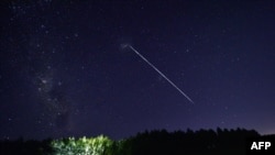 На этом изображении с экспозицией во времени показан след группы спутников SpaceX Starlink, проходящих над Уругваем, примерно в 185 км к северу от Монтевидео. 