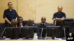 Lãnh tụ dân quân Congo Mathieu Ngudjolo (giữa) chờ đợi phán quyết của tòa tại Tòa án Hình sự Quốc tế (ICC) ở The Hague, 18/12/2012