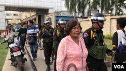 Three military policemen armed with guns patrol near Cambodia-Thailand border checkpoint in Poipet, Banteay Meanchey province, on Nov. 7, 2019. (Sun Narin/VOA Khmer)