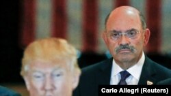 Le directeur financier de la Trump Organization, Allen Weisselberg, avec Donald Trump lors d'une conférence de presse à la Trump Tower à Manhattan, New York, États-Unis, le 31 mai 2016. 