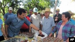 Humberto Rios Labrada meets with local farmers at seed diversity fairs across Cuba.