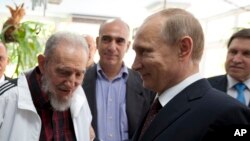A La Havane, Vladimir Poutine (à dr.) a conféré avec Fidel Castro (Photo AP)