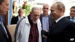 ອະດີດປະທານາທິບໍດີຄິວບາ ທ່ານ Fidel Castro (ກາງ) ພົບປະກັບປະທານາທິບໍດີຣັດເຊຍ ທ່ານ Vladimir Putin (ຂວາ) ທີ່ນະຄອນຮາວານາ ປະເທດຄິວບາ (11 ກໍລະກົດ 2014)