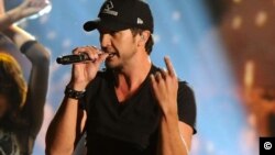Luke Bryan fue galardonado con dos premios Billboard.