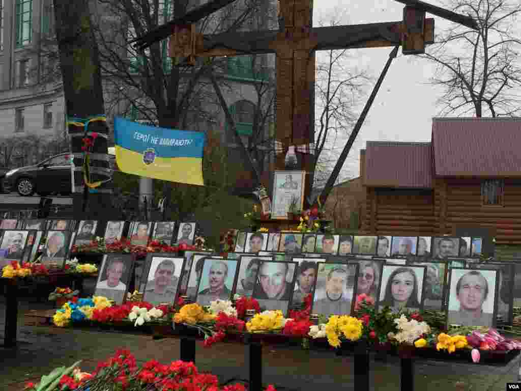Memorials mark the spots where demonstrators were massacred during the 2014 Maidan Revolution in Kyiv. (L. Ramirez / VOA)
