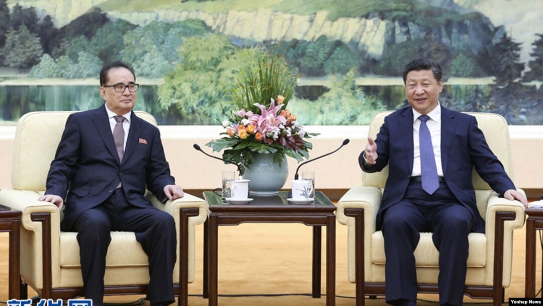 Presiden China Xi Jinping (kanan) menerima kunjungan Ri Su Yong di Beijing, Rabu (1/6).