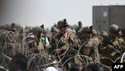 20일 아프가니스탄 카불에서 미군들이 군 활주로 주변을 지키고 있다.