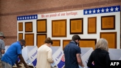 미국 사우스캐롤라이나주 찰스턴의 사전투표소에서 시민들이 투표하고 있다.