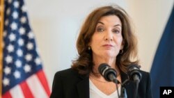 រូបឯកសារ៖ អ្នកស្រី Kathy Hochul ថ្លែង​ទៅ​កាន់​អ្នក​យក​ព័ត៌មាន ក្នុង​អំឡុងពេល​នៃ​សន្និសីទ​សារព័ត៌មាន​មួយ​នៅ​សាលា Louis Armstrong ក្នុង​រដ្ឋ​ញូវយ៉ក សហរដ្ឋ​អាមេរិក ថ្ងៃទី១៨ ខែសីហា ឆ្នាំ២០២១។ 