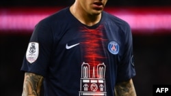 Leandro Paredes portant le maillot du PSG à l'effigie de la Cathédrale Notre-Dame de Paris, France, le 21 avril 2019