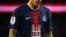 Leandro Paredes portant le maillot du PSG à l'effigie de la Cathédrale Notre-Dame de Paris, France, le 21 avril 2019