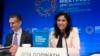 Kepala Ekonom IMF Gita Gopinath (kanan) dan Wakil Direktur Departemen Riset IMF, Gian Maria Milesi-Ferretti dalam konferensi pers di Washington DC, Selasa (9/4).