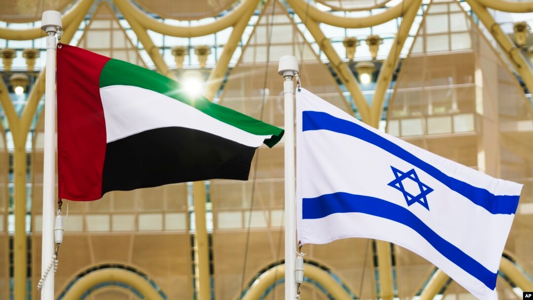 Bendera UEA dan Israel berkibar saat Presiden Israel Isaac Herzog berpidato di Expo 2020 di Dubai, Uni Emirat Arab, Senin, 31 Januari 2022. (AP/Jon Gambrell)