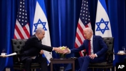 Predsednik Džo Bajden rukuje se sa izraelskim premijerom Benjaminom Netanjahuom na margin ama 78. Generalne skupštine UN u Njujorku, 20. septembra 2023. (Foto: AFP/Jim WATSON)