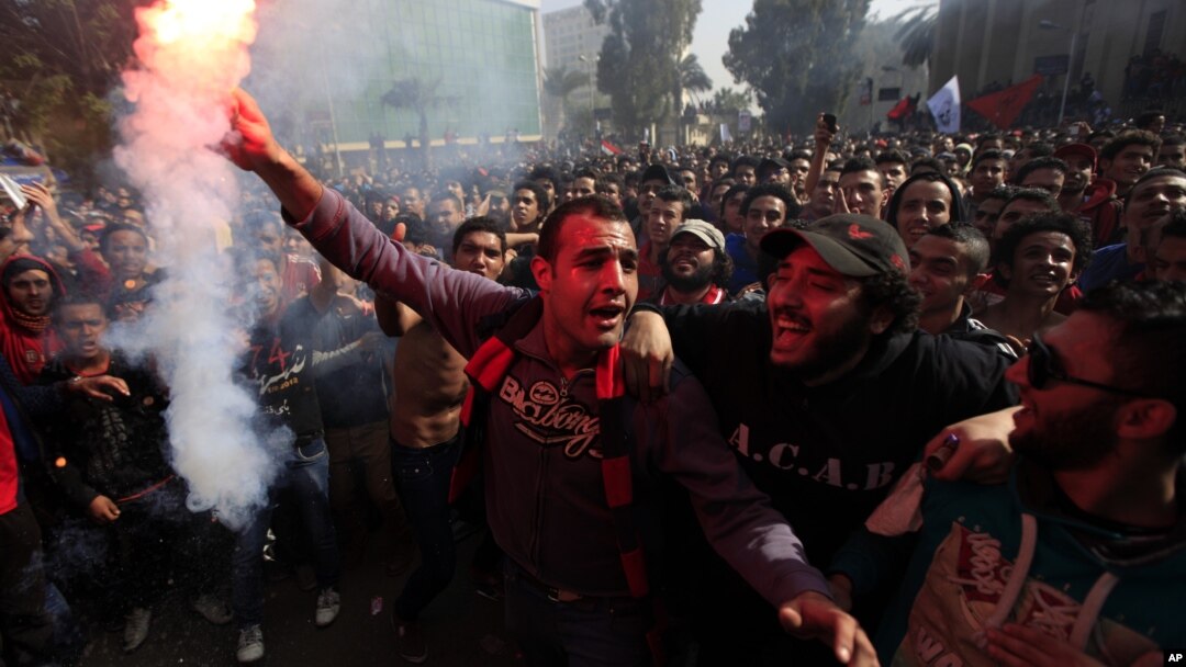 Para penggemar tim sepakbola Mesir, Klub Al-Ahly merayakan keputusan pengadilan yang menghukum mati 21 orang yang dituduh terlibat dalam kekerasan pada sebuah pertandingan sepakbola tahun lalu di Port Said yang menewaskan 74 orang, di Kairo, Mesir, 26 January 2013. (AP Photo/Khalil Hamra)