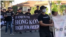 加州“搗蛋遊行”創意爆棚，港警暴力“再現”街頭。（視頻集團）