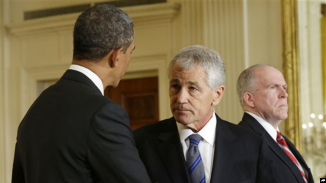 Presiden Barack Obama berbincang dengan Chuck Hagel (tengah) dan John Brennan (kanan) setelah pengumuman nominasi mereka di Gedung Putih (7/1).