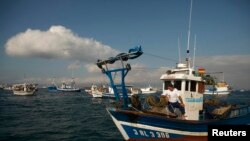 Un pêcheur espagnol manifeste en mer près de Gibraltar le 18 août 2013.