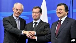 EU President Herman Van Rompuy (l) and EC President Jose Manuel Barroso (r) welcome Russian president Dmitri Medvedev before an EU-Russia summit at the EU headquarters in Brussels, Dec 7, 2010