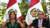 La presidenta de Perú, Dina Boluarte, habla junto a su primer ministro, Alberto Otarola, durante una conferencia de prensa en el palacio de gobierno de Lima, el 5 de enero de 2023.